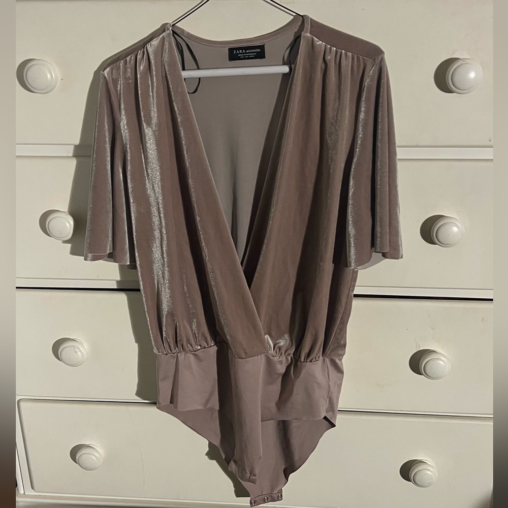 NWOT Zara champagne/silver short sleeved velvet wrap bodysuit - Picture 8 of 12